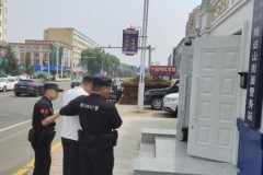 路人中暑晕倒路边，民警及时出手援助
