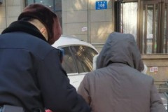 巡逻车组雪中送暖救助行动不便老人