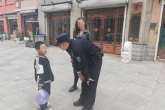 小孩街头不慎迷路 民警贴心护送回家