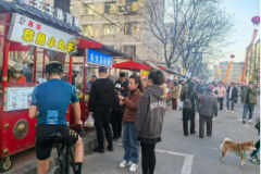 月亮岛夜市焕新回归，240米江畔市集点亮城市夜经济