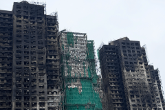 香港大埔宏福苑火灾致168人遇难，首场听证会举行，起火原因初步锁定为烟头：有身穿黄色带有“宏业”等字样T恤的工人抽烟