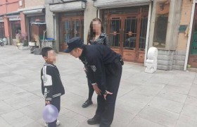 小孩街头不慎迷路 民警贴心护送回家