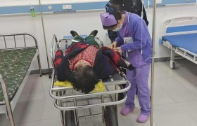 独居老人摔倒无法起身 民警紧急救助送医